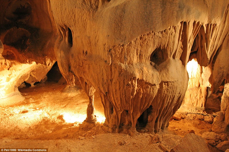 Cấu trúc thạch được hình thành sau hàng nghìn năm trong hang động La Grotte de St Marcel d’Ardèche. Cấu trúc thạch được hình thành sau hàng nghìn năm trong hang động La Grotte de St Marcel d’Ardèche.